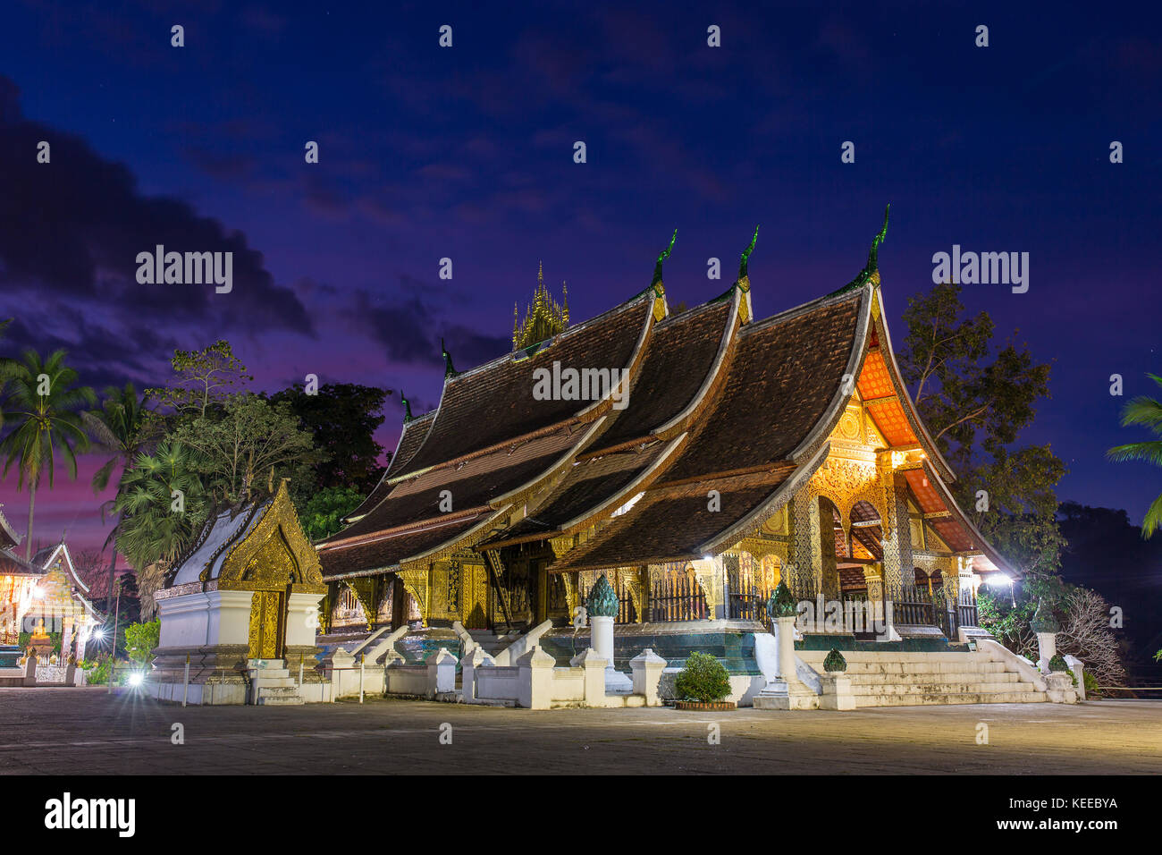 Wat Xieng Thong Tempel bei Nacht in Luang Prabang, Laos Stockfoto
