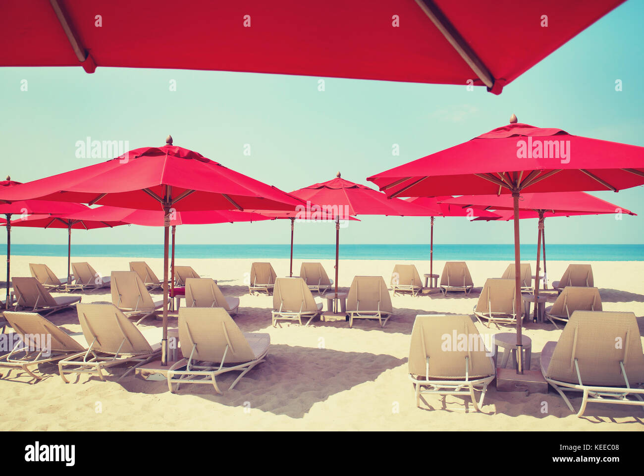 Liegen und Sonnenschirme am Strand Stockfoto