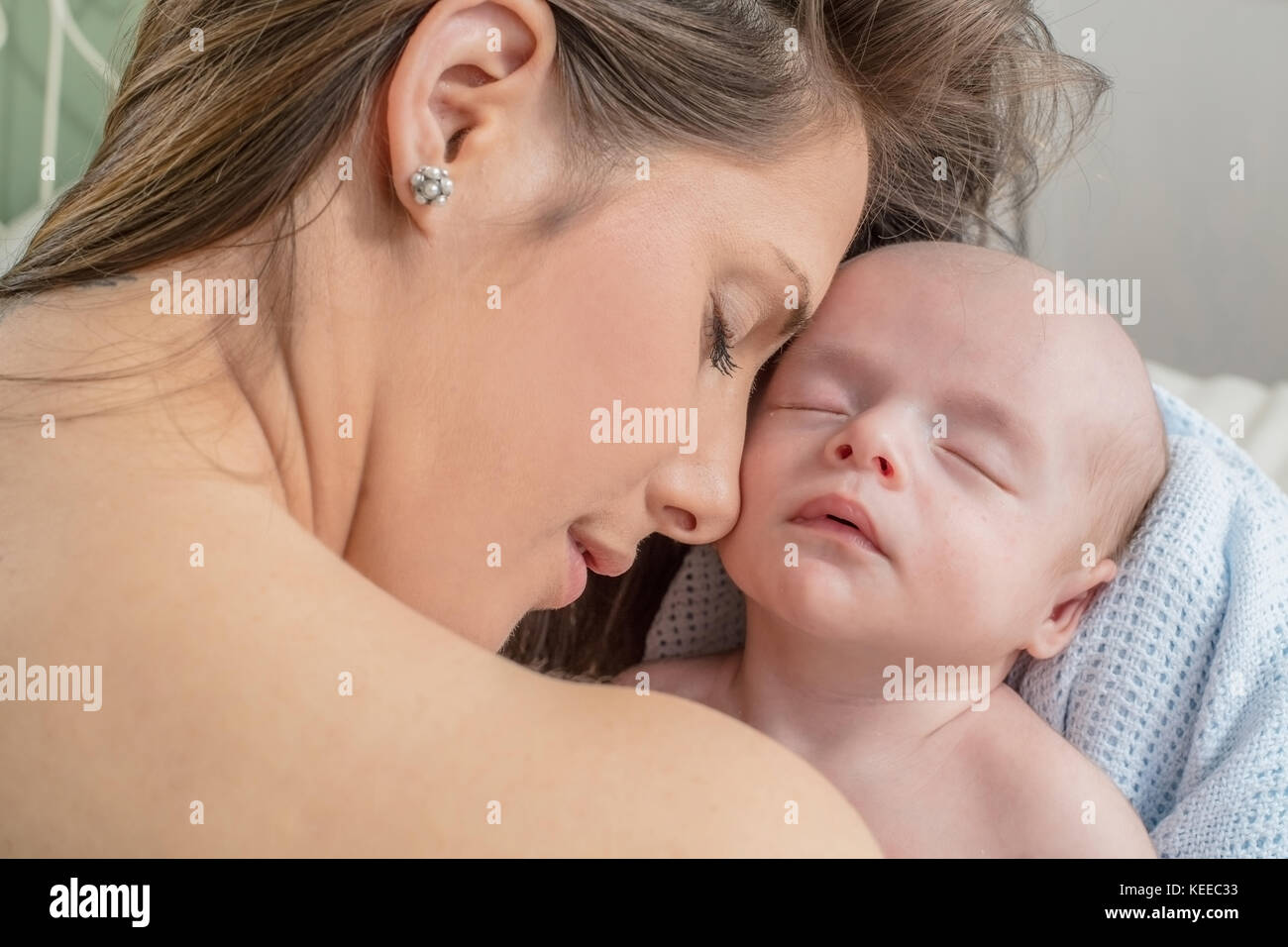 Eine junge Latina Mutter mit ihrem neugeborenen Baby Stockfoto