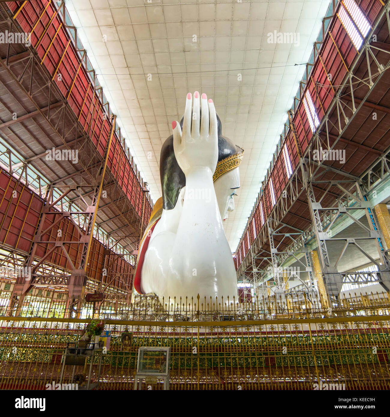 Chauk htat gyi Liegenden Buddha (süße Augen Buddha) in Yangon, Myanmar Stockfoto