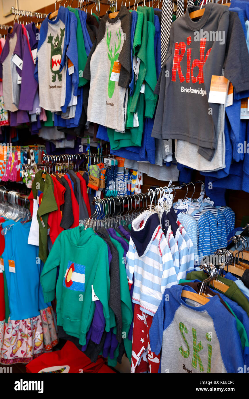 Anzeige von Kinderkleidung, Magische Schrotte (Fabric und Kinderbekleidung store), Breckenridge, Colorado Stockfoto