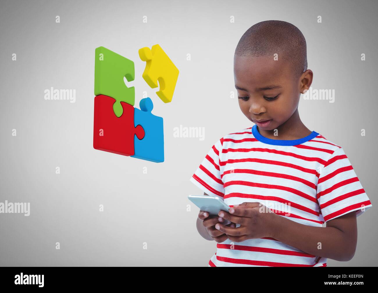 Digital composite der Junge gegen den grauen Hintergrund mit Telefon und Puzzle Stücke Stockfoto