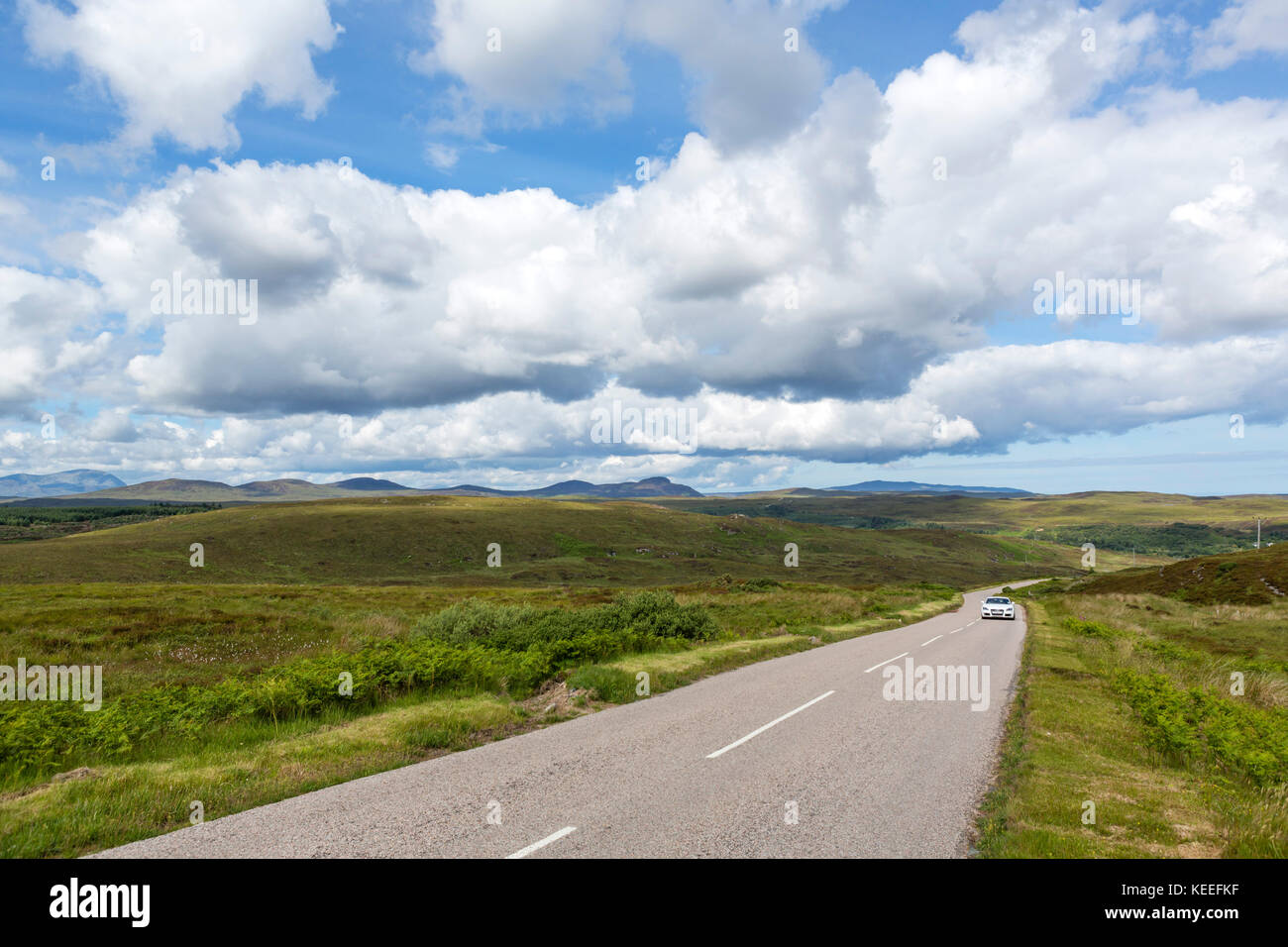 Auto auf der A836 in der Nähe von Invernaver, Teil der Nordküste 500 Scenic route, Sutherland, Scottish Highlands, Schottland, UK Stockfoto