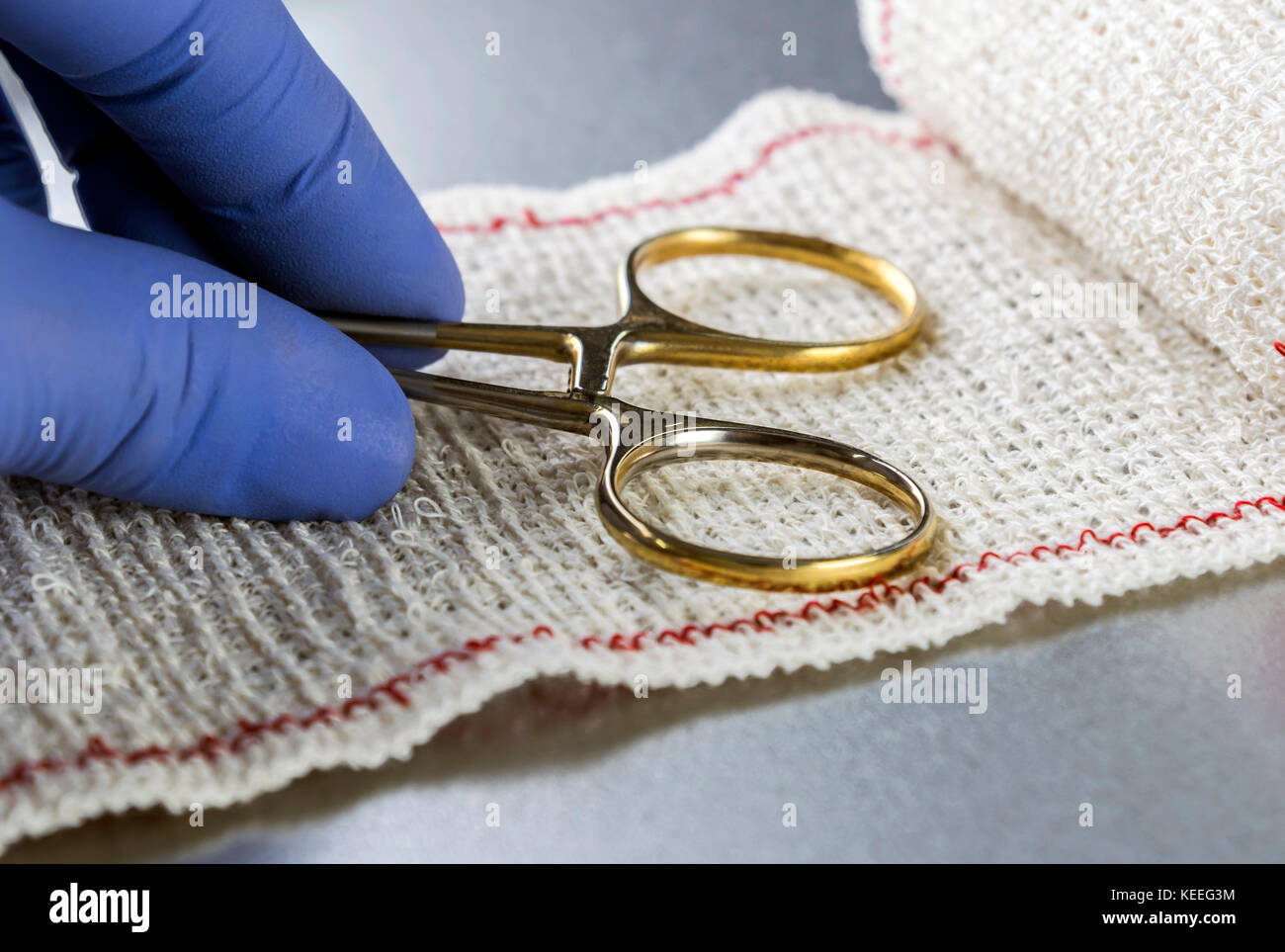 Chirurgische Schere auf einen Verband, konzeptionelle Bild Stockfoto