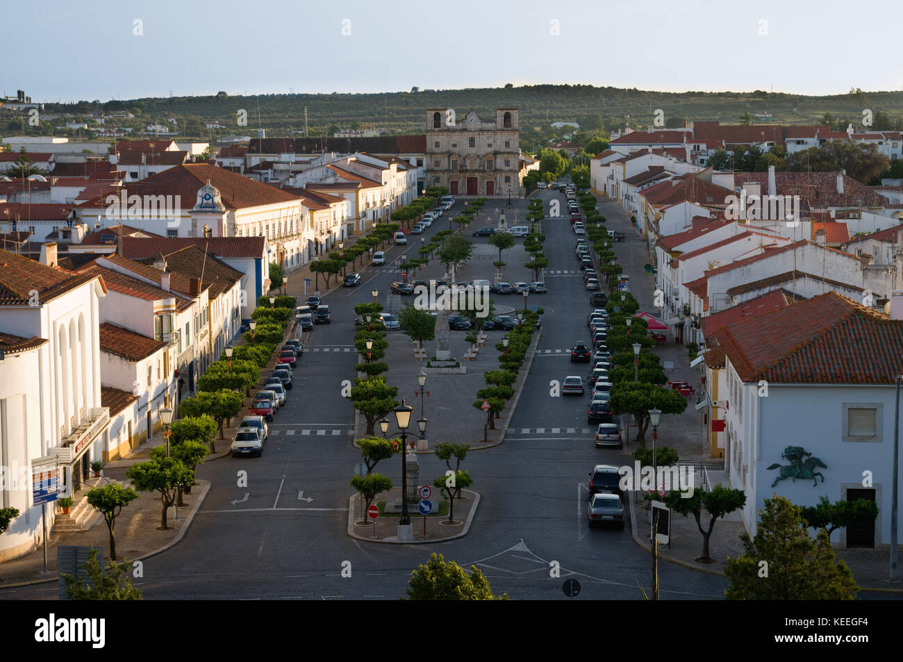 Zentralen Hauptplatz von Vila Vicosa. Eigentlich ein großes Avenue mit der Kirche an einem Ende und das Schloss am anderen. Alentejo, Portugal. Stockfoto