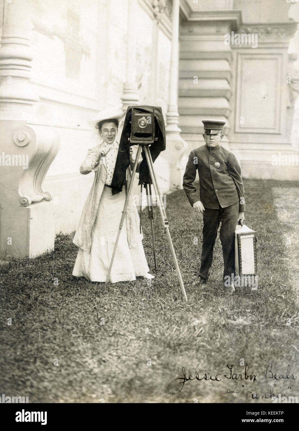 Jessie Tarbox Beals und Punkin richten Sie ein Foto auf der Weltausstellung 1904 zu nehmen Stockfoto