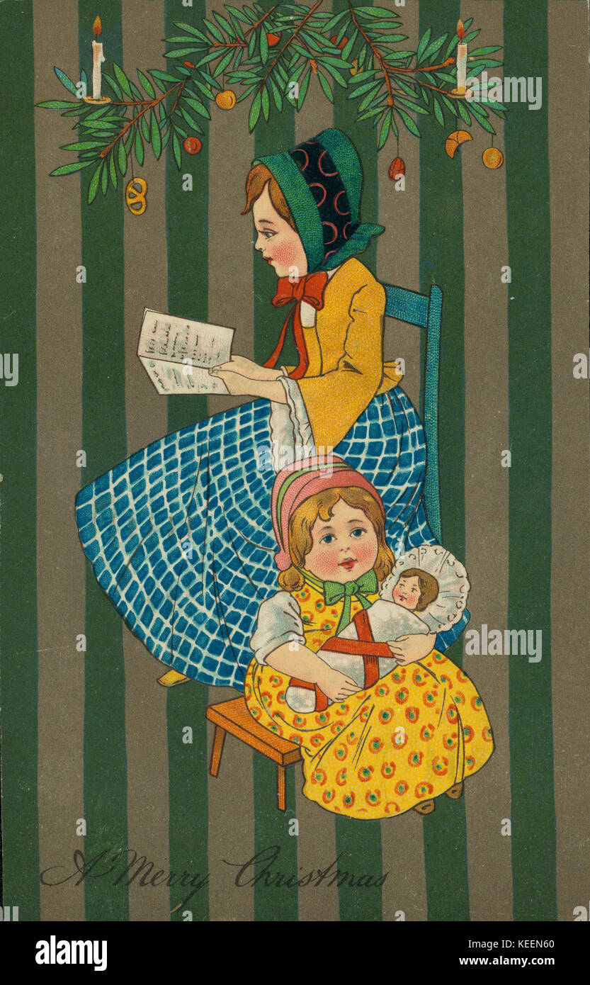 Weihnachten Postkarte mit zwei sitzende Mädchen; ältere im Stuhl lesen Buch, Kleinkind auf Hocker holding Gepuckte baby doll, dekoriert mit immergrünen Zweigen oben, mit einem Frohe Weihnachten an der Unterseite, gestreiften Hintergrund Stockfoto