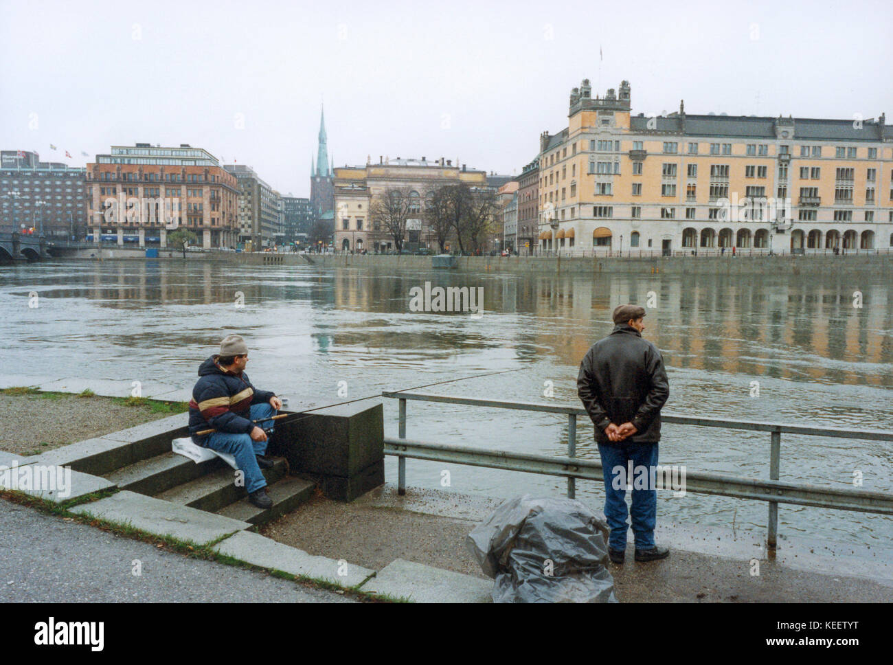 Zwei Männer fischen im Stockholmer Stadtzentrum gegenüber den Regierungsgebäuden 2010 Stockfoto