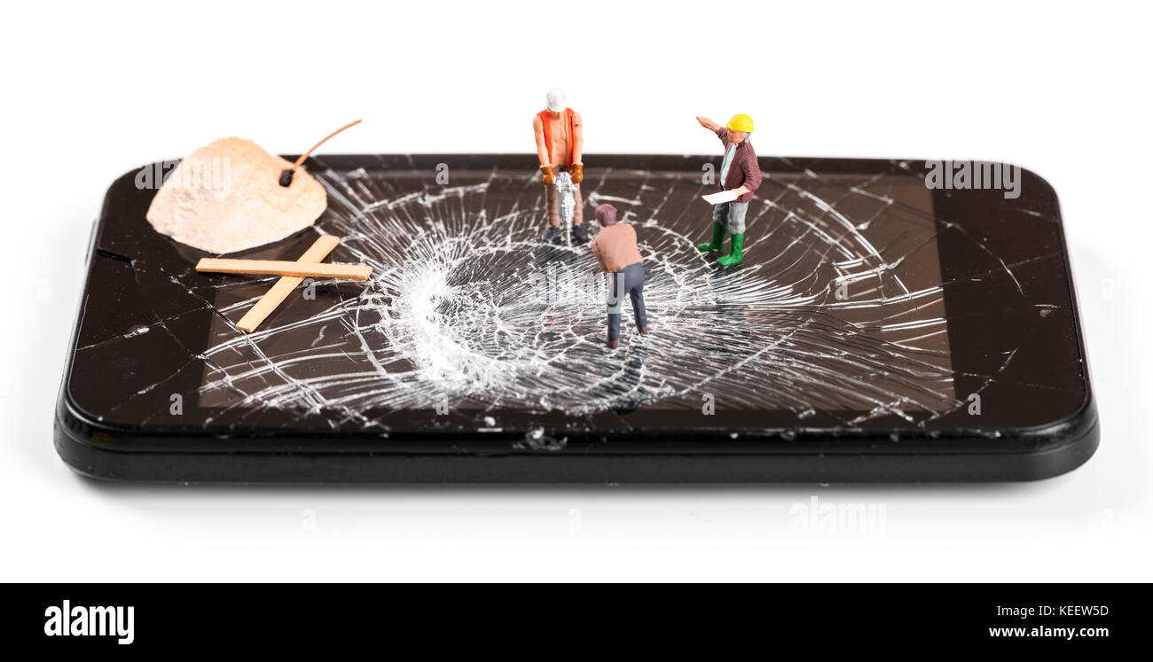 Bauarbeiter Figuren Instandsetzung defekter Bildschirm des Smartphones Stockfoto