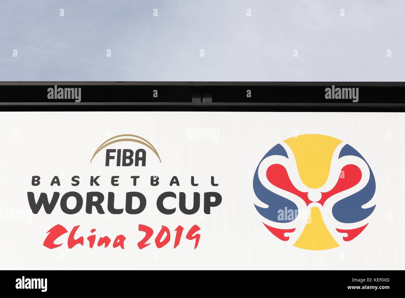 Mies, Schweiz - Oktober 1, 2017: Fiba word cup China 2019 Werbung auf einer Wand an der FIBA-Hauptsitz in Mies, Schweiz Stockfoto