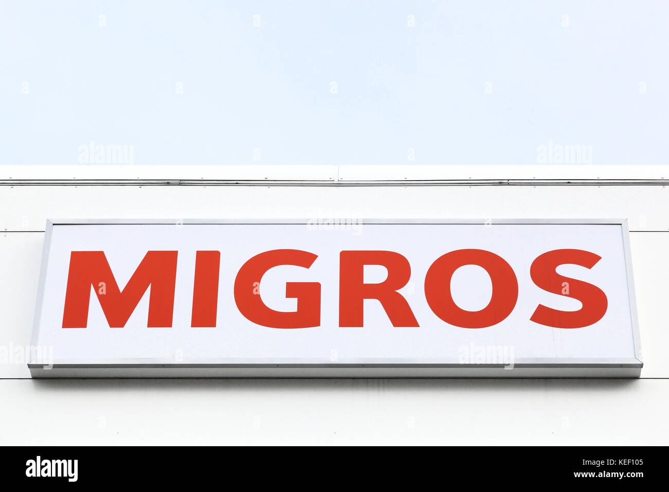 Genf, Schweiz - Oktober 1, 2017: Migros Logo auf einer Wand. die Migros ist der grösste Schweizer Handelsunternehmen, Stockfoto