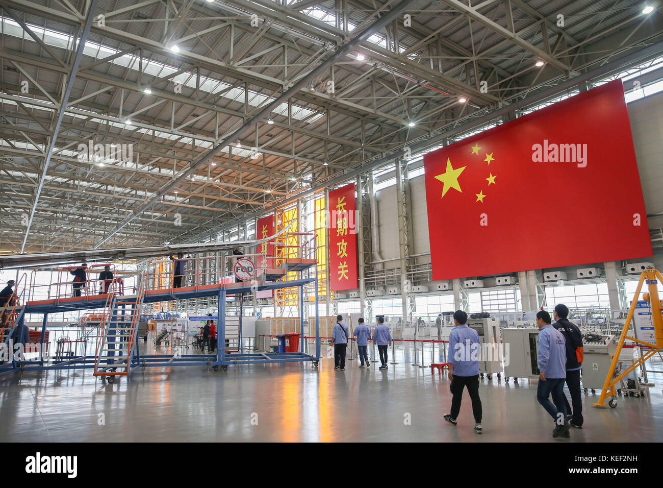 Shanghai, China. Oktober 2017. Die Systeminstallation des C919-Flugzeugs mit der Codierung 102 ist im Gange an der Montagelinie von Shanghai Aircraft Manufacturing Co., Ltd. Der Commercial Aircraft Corporation of China (COMAC) in Shanghai, Ostchina, am 18. Oktober 2017. Die Mitarbeiter haben am 11. Oktober die Lackierung für den Jet abgeschlossen. Der größere C919-Jet ist ein Jumbo mit schmalem Gehäuse, der dem aktualisierten Airbus A320 und der neuen Boeing B737 standhält. Quelle: Ding Ting/Xinhua/Alamy Live News Stockfoto