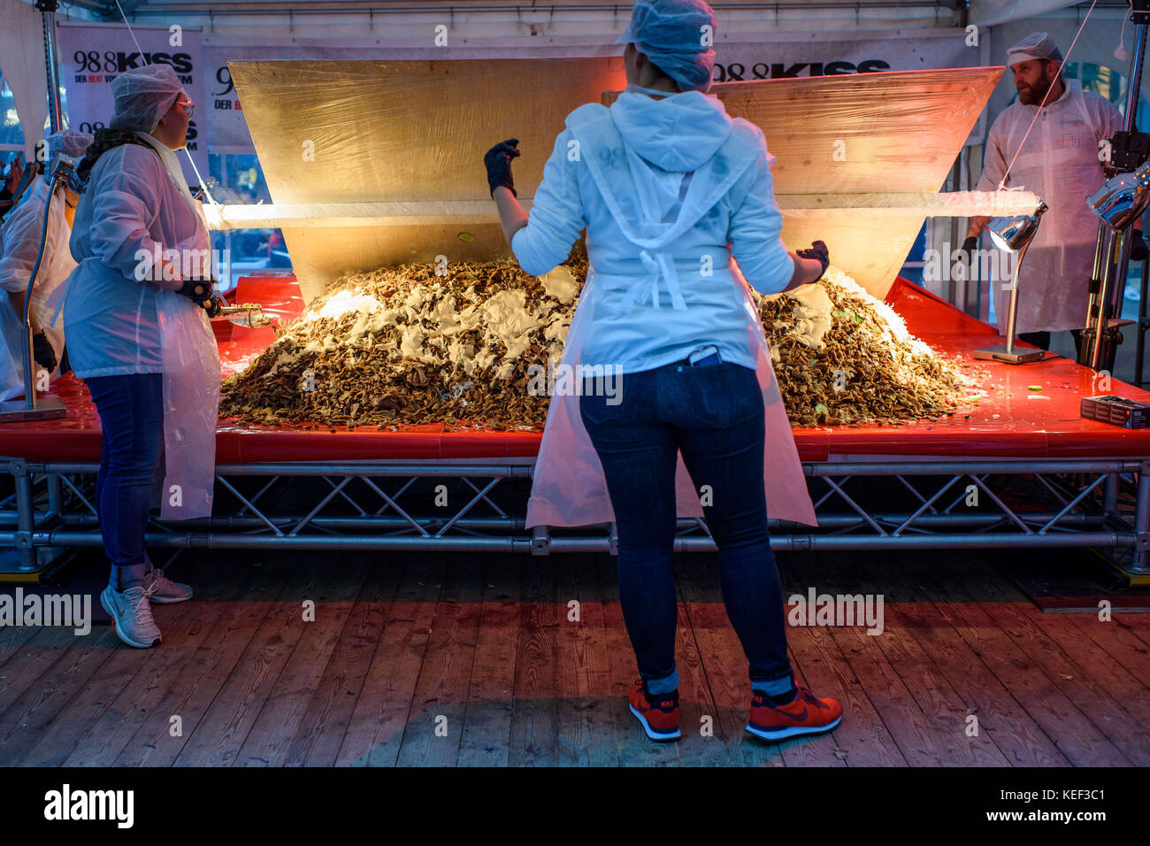 Die Mitarbeiter der Berliner Private Radio Station" 98.8 Kiss fm bereitet  den Weltrekord für das größte Döner in Berlin, Deutschland, 20. Oktober  2017. Die Kebab brach den Rekord, mit einem Gewicht von