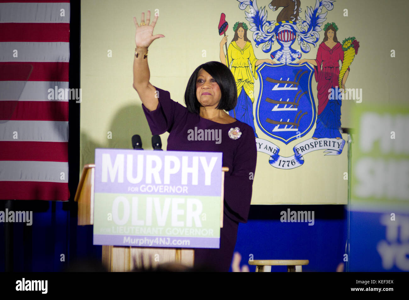 Newark, USA. 19 Okt, 2017. Sheila Oliver, der demokratische Kandidat für Lt Gouverneur in New Jersey gubernatorial race Rallyes mit Barrack Obama en demokratischen gubernatorial Anwärter Phil Murphy in Newark, NJ, am 19. Oktober 2017. Credit: Bastiaan Slabbers/Alamy leben Nachrichten Stockfoto