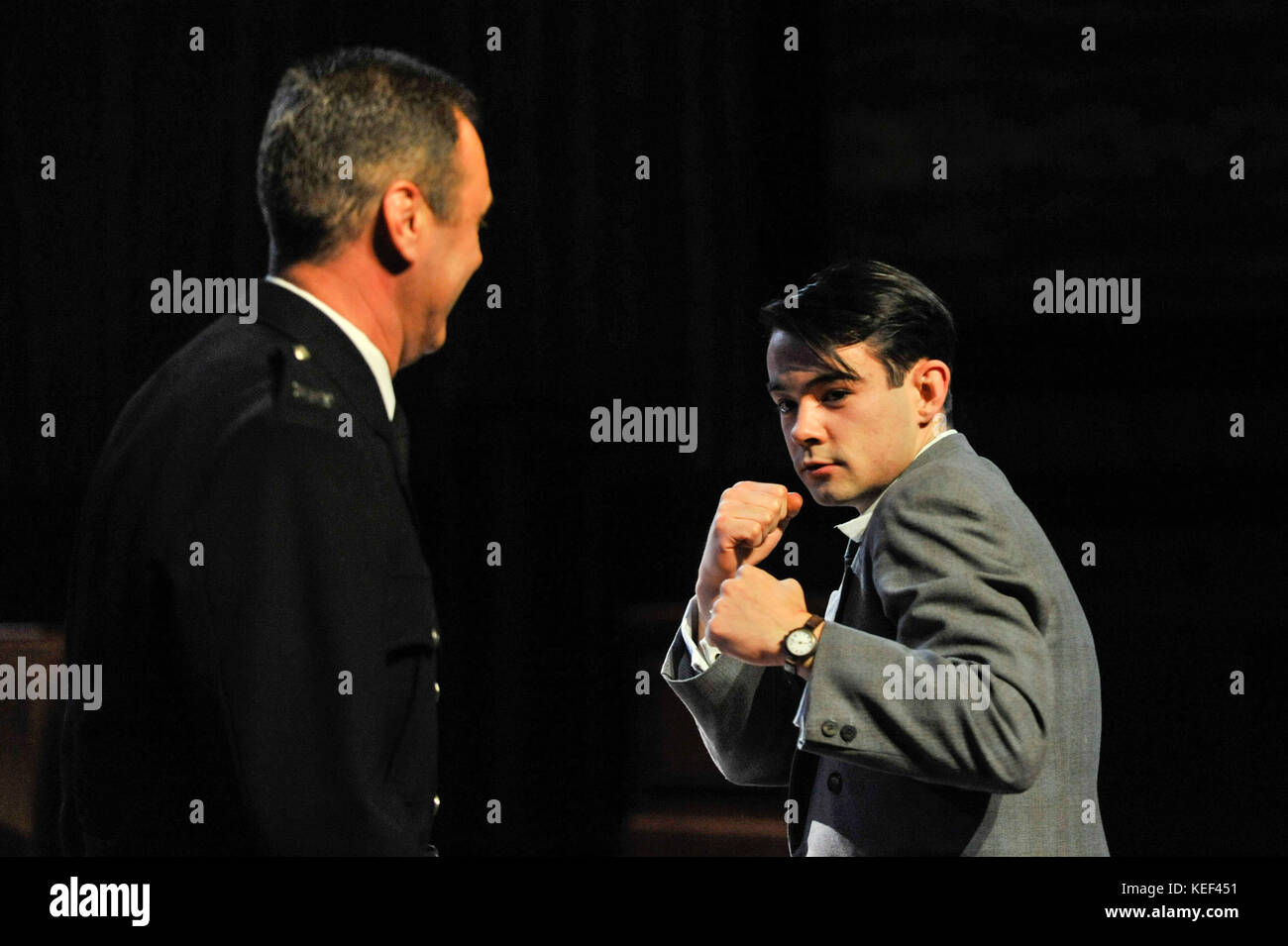 London, Großbritannien. 20 Okt, 2017. Jack McMullen, als Leonard Vole, der Angeklagten, engagiert sich in der mock Boxing während einer Unterbrechung. Fotoshooting für "Zeuge der Anklage", von Agatha Christie unter der Regie von Lucy Bailey, London County Hall. Das Spiel öffnet vom 23. Oktober. Credit: Stephen Chung/Alamy leben Nachrichten Stockfoto