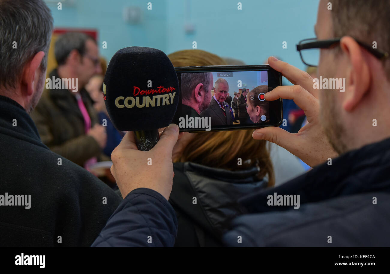 Prinz Charles besucht ein Community Center im Eglinton, Nordirland mit Einheimischen, die von Auguste schweren Überschwemmungen betroffen waren zu sprechen. mark Winter/alamy leben Nachrichten Stockfoto