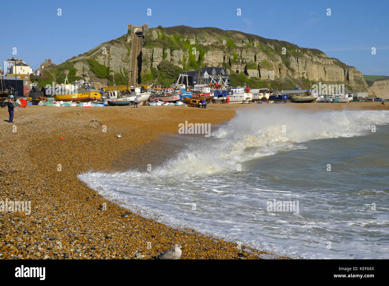 Hastings, East Sussex, 20. Oktober 2017. UK Wetter. Hastings Fischerboote hochgezogen Hohe am Strand des Stade Fischer, außerhalb der Reichweite der turbulenten Meer getrieben von stark böigem Wind vor Sturm Brian. Stockfoto