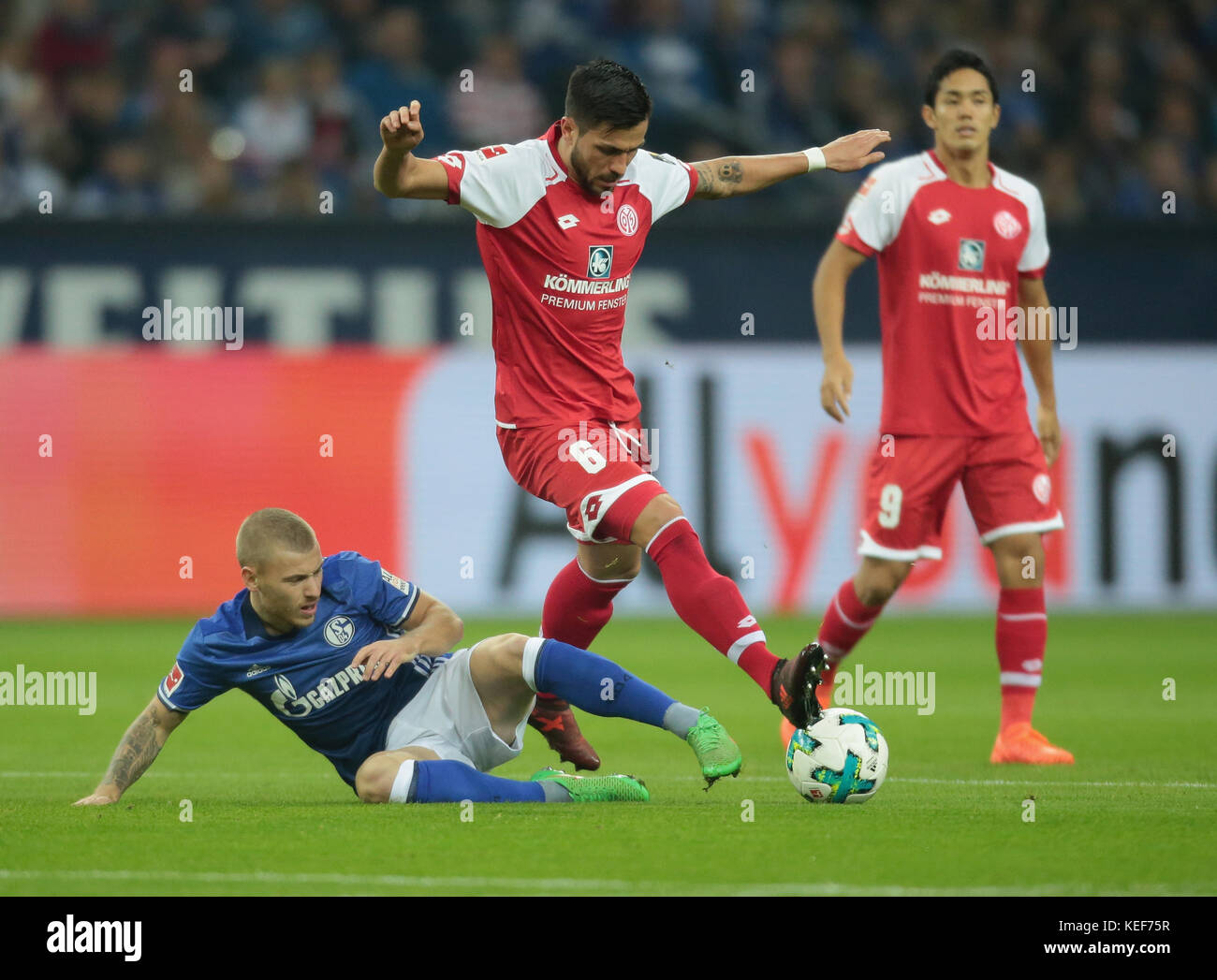 Gelsenkirchen Deutschland Okt 17 Bundesliga Spieltag 9 Fc Schalke 04 Vs 1 Fsv Mainz 05 Bekampfung Von Danny Latza Mainz C Vs Max Meyer Schalke Credit Jurgen Schwarz Alamy Leben Nachrichten Stockfotografie Alamy