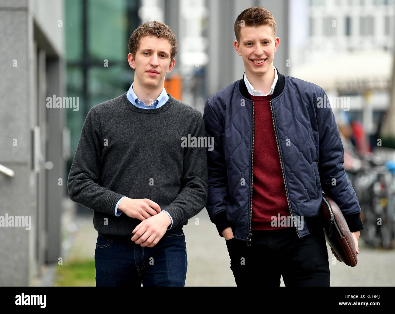 Berlin, Deutschland. 20 Okt, 2017. Brüder Maxim (r) und Raphael nitsche in Berlin, Deutschland, 20. Oktober 2017. Die Brüder ihre mathematischen App haben für Schüler 'math 42' zu uns Ausbildung Firma chegg - für 12,5 Millionen Euro verkauft. Credit: britta Pedersen/dpa-zentralbild/dpa/alamy leben Nachrichten Stockfoto