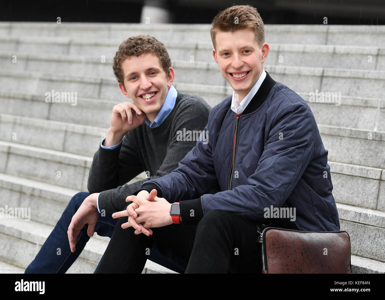 Berlin, Deutschland. 20 Okt, 2017. Brüder Maxim (r) und Raphael nitsche in Berlin, Deutschland, 20. Oktober 2017. Die Brüder ihre mathematischen App haben für Schüler 'math 42' zu uns Ausbildung Firma chegg - für 12,5 Millionen Euro verkauft. Credit: britta Pedersen/dpa-zentralbild/dpa/alamy leben Nachrichten Stockfoto