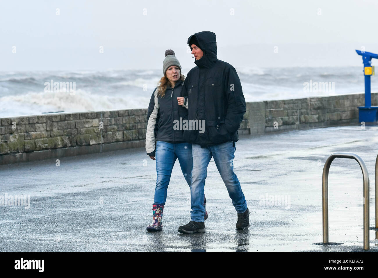 West Bay, Dorset, Großbritannien. 21 Okt, 2017. UK Wetter. Menschen Sturm Beobachten und Fotografieren am Meer als Gale force Winds aus Sturm Brian Peitsche riesige Wellen, die Teig das Meer Verteidigung an der West Bay in Dorset. Photo Credit: Graham Jagd-/Alamy leben Nachrichten Stockfoto