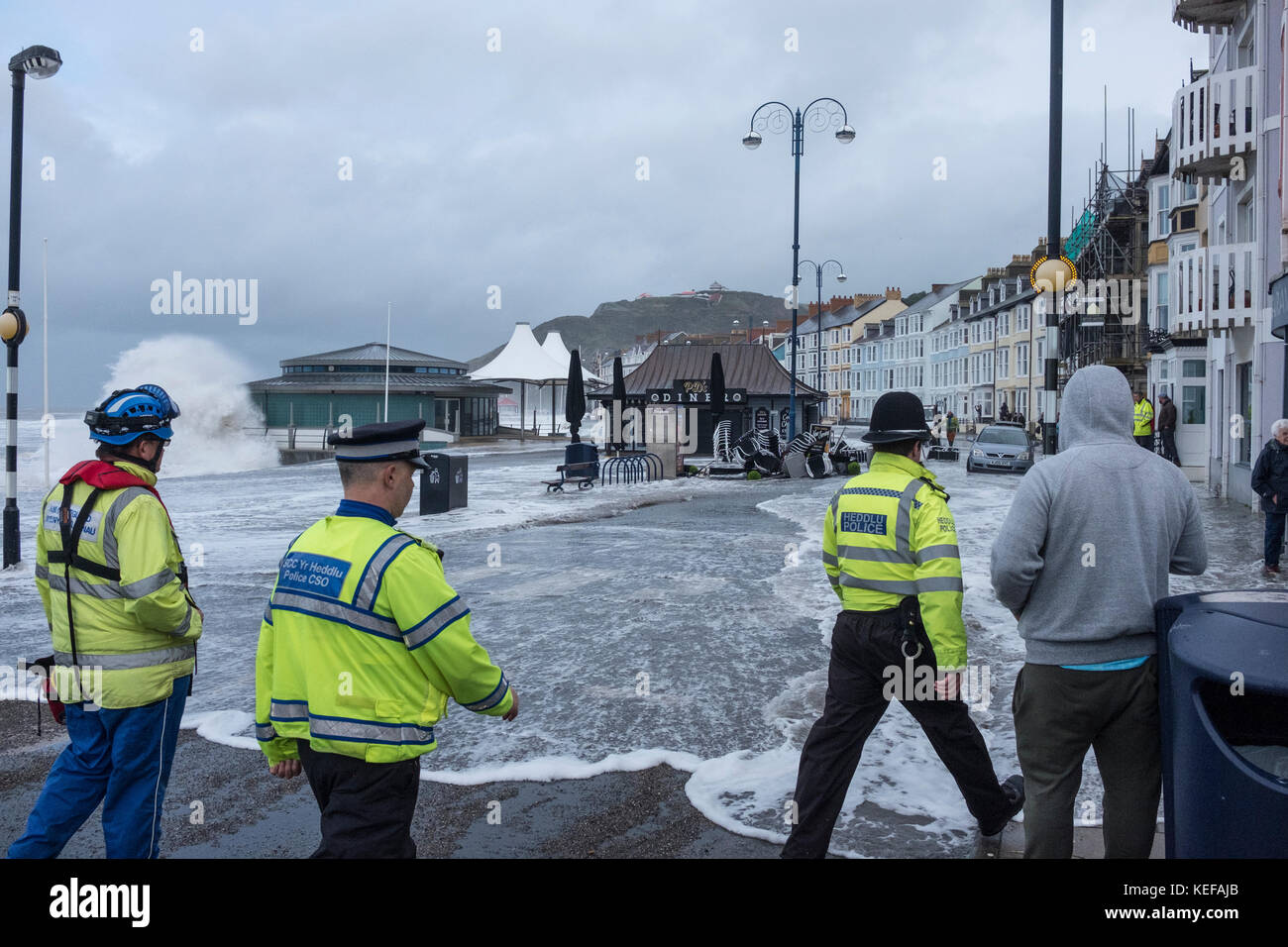 Aberystwyth, Wales, Großbritannien. Oktober 2017. Wetter in Großbritannien. Wetter in Großbritannien. Eine außergewöhnlich hohe Flut fiel mit der Ankunft des Sturms Brian an der Westküste von Wales zusammen. Die Wellen haben heute Morgen die Promenade überflutet und warnten vor Problemen für Fußgänger, Autofahrer und lokale Unternehmen. Quelle: Alan Hale/Alamy Live News Stockfoto