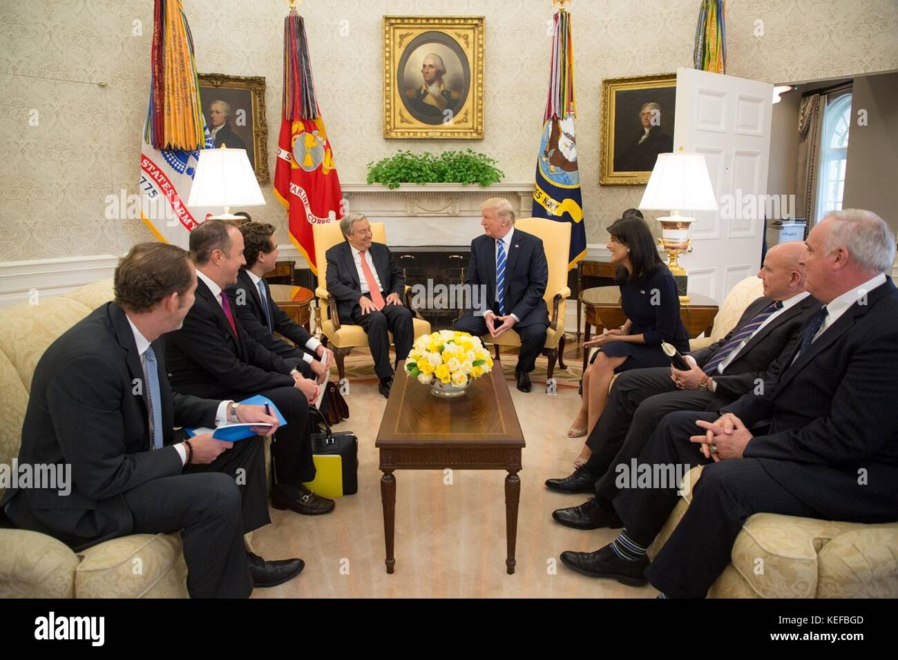 Us-Präsident Donald Trump bei einem Treffen mit UN-Generalsekretär Antonio Guterres in das Oval Office im Weißen Haus Oktober 20, 2017 in Washington, D.C. United States Botschafter bei der UNO nikki Haley schaut von rechts. Stockfoto