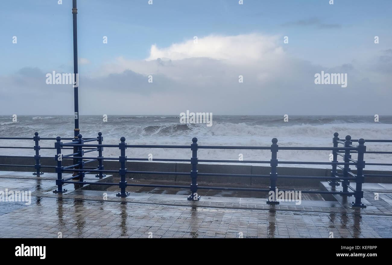 Porthcawl, Großbritannien. 21 Okt, 2017. de Wetter. Sturm brian Schlagen der Küstenstadt porthcawl South Wales uk. reckless Storm Chasers Credit: sian Pearce Gordon/alamy leben Nachrichten Stockfoto