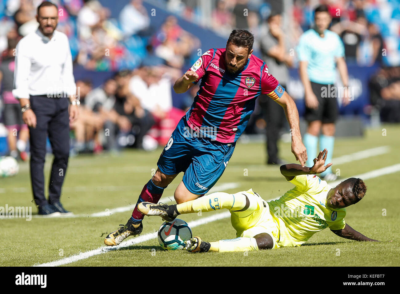 Valencia, Spanien. 21 Okt, 2017. 19 Pedro Lopez von der Levante ud (l) in Aktion gegen 02 djene dakonam Ortega von Getafe CF während La spanischen Liga Match zwischen Levante ud gegen Getafe cf Ciutat de Valencia Stadion am 21. Oktober 2017. Credit: gtres información más comuniación auf Linie, s l/alamy leben Nachrichten Stockfoto