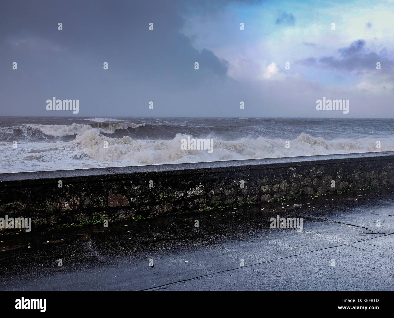 Porthcawl, Großbritannien. 21 Okt, 2017. de Wetter. Sturm brian Schlagen der Küstenstadt porthcawl South Wales uk. reckless Storm Chasers Credit: sian Pearce Gordon/alamy leben Nachrichten Stockfoto