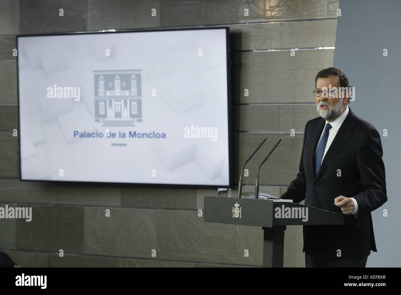 Madrid, Spanien. 21 Okt, 2017. Der spanische Premierminister Mariano Rajoy spricht während einer Pressekonferenz nach einem speziellen Minister Vorstandssitzung der 155 Artikel zu genehmigen Katalonien "unilaterale Unabhängigkeit Erklärung von Moncloa Palace in Madrid, am Samstag, 21, Oktober 2017 zu vermeiden. Credit: Gtres Información más Comuniación auf Linie, S.L./Alamy leben Nachrichten Stockfoto