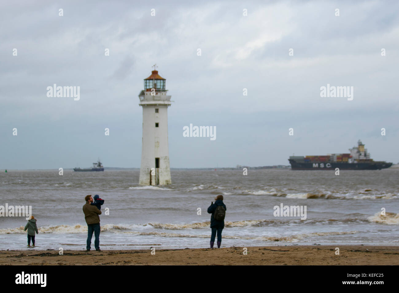 New Brighton, Merseyside. UK Wetter. 21. Oktober 2017. Sturm Brian Röcke die Wirral als Touristen am Strand für die Flut ankommen. Dieser Bereich der Küste hat sever Schäden in früheren Stürmen gelitten, sondern weil von onshore Wind am Mittag, das Schlimmste der Wetter in diesem Teil des Mersey Mündung umgangen hat. Kredit. Credit: MediaWorldImages/Alamy leben Nachrichten Stockfoto