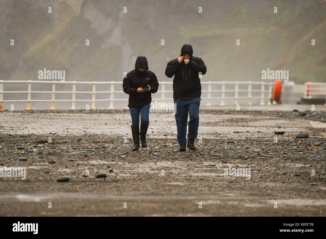 Aberystwyth Wales Vereinigtes Königreich, Samstag 21 Oktober 2017 Vereinigtes Königreich Wetter: Sturm Brian, der zweite benannte Sturm der Saison, mit Windböen von bis zu 70 km/h, kombiniert mit einer hohen Frühlingsflut, brachte Verwüstung an die Küste in Aberystwyth Flood Warnungen wurden von der Regierungsbehörde Natural Resources Wales für Küstengebiete, und die Promenade in Aberystwyth ist wegen der Felsen und Trümmer, die über die Straße verstreut sind, und der Notwendigkeit, die Stromversorgung zu reparieren, für Fahrzeuge gesperrt. Foto: Keith Morris/Alamy Live News Stockfoto