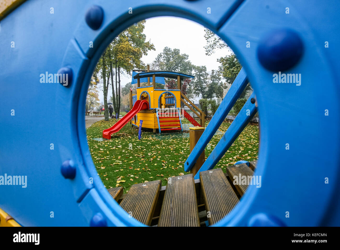 Danzig, Polen. 21 Okt, 2017. Schaukel, Rutsche, Cottage und andere Spielgeräte im Herbst Landschaft der "korczak Gärten' ist in Danzig, Polen gesehen, die am 21. Oktober 2017 Lions Club gedania Danzig, und Lions Clubs International, Charity Organisation Gebäude der Neue Garten und Spielplatz für Kinder mit Behinderungen, gestiftet von der Janusz Korczak Waisenhaus in Danzig. Credit: Michal fludra/alamy leben Nachrichten Stockfoto