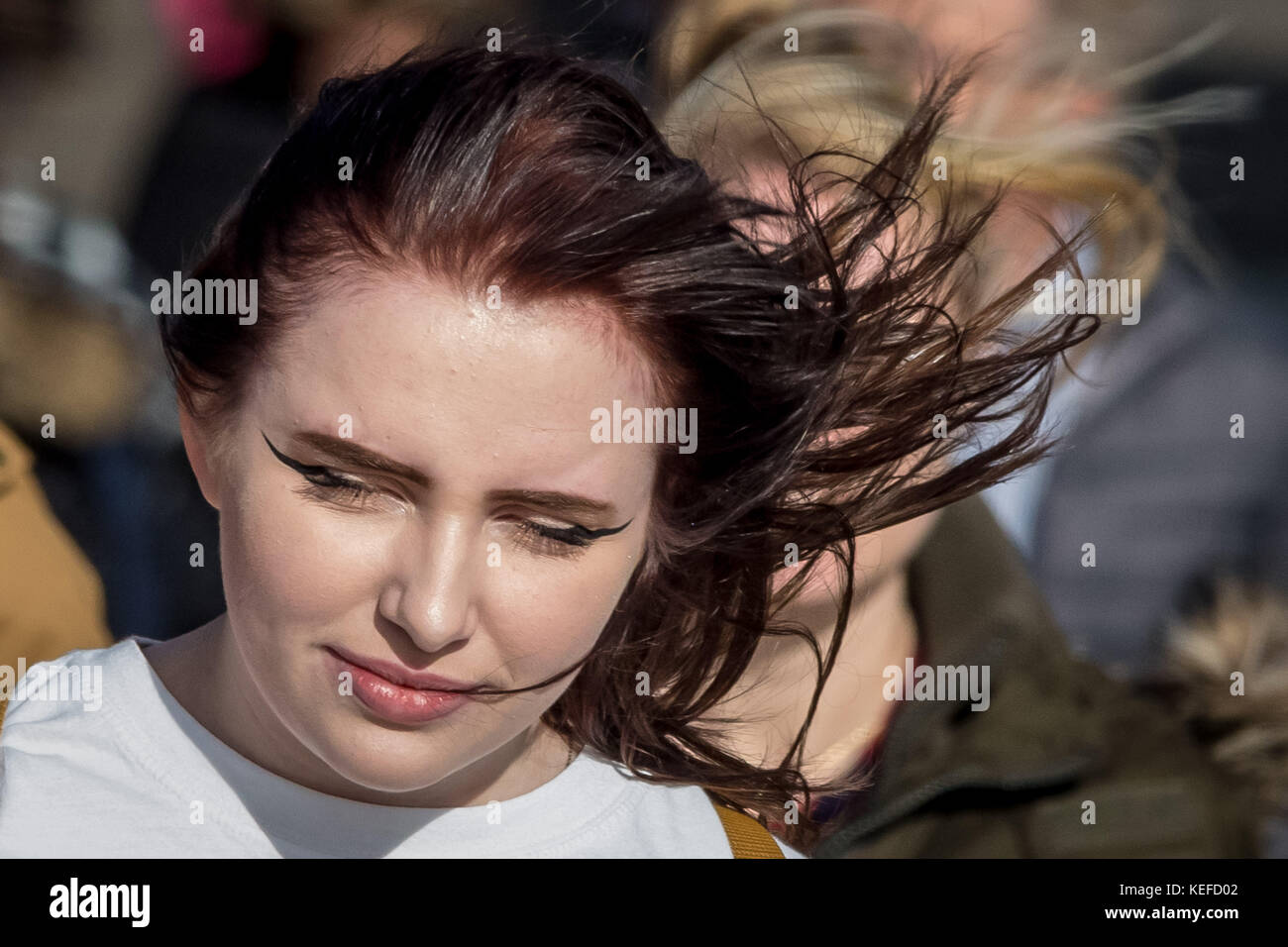 London, Großbritannien. 21 Okt, 2017. UK Wetter: Sturm Brian bringt starke Winde zu Stadt Touristen auf der Waterloo Bridge. Credit: Guy Corbishley/Alamy leben Nachrichten Stockfoto