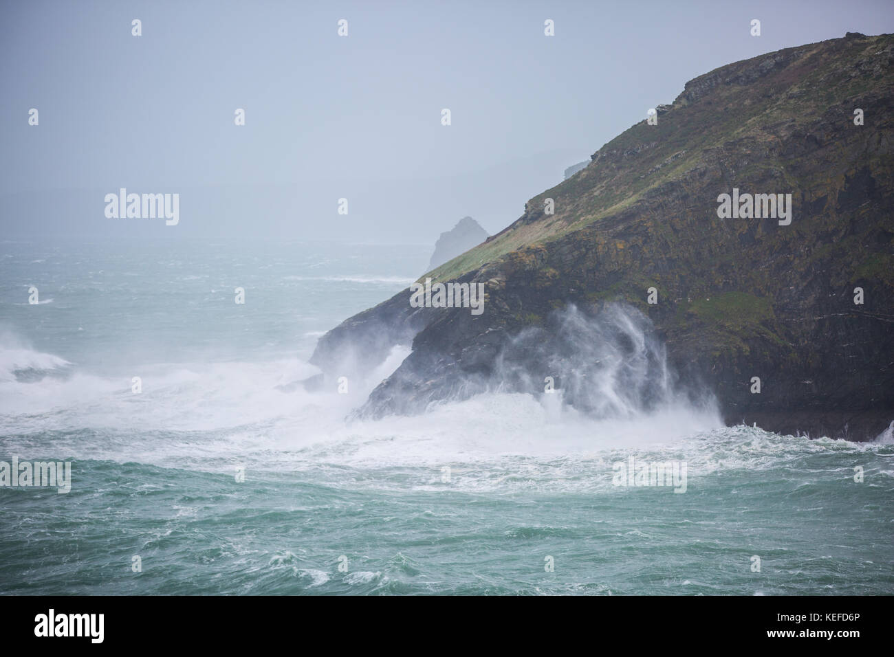 Cornwall, UK. 21 Okt, 2017. UK Wetter. Sturm Brian bläst das Meer und verursachen grosse Wellen in die Felsen von Merlins Höhle in Cornwall Gutschrift zu Crash: Steven roe/Alamy leben Nachrichten Stockfoto