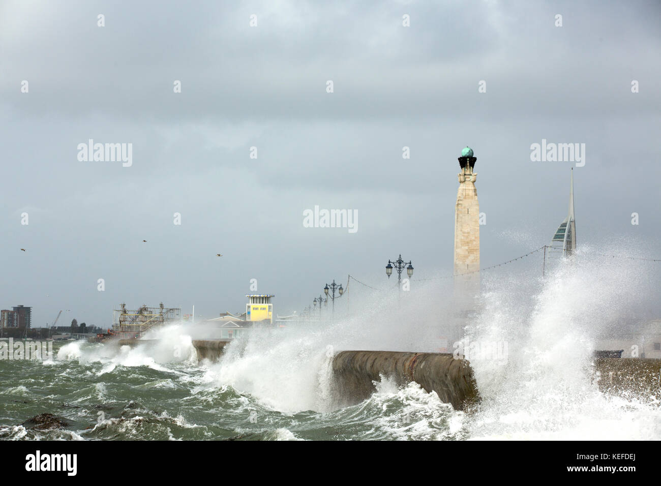 Fareham, Großbritannien. 21 Okt, 2017. de Wetter. Sturm Brian kommt zu southsea. ansehen Suche entlang der southsea Strände in Richtung alte Portsmouth Naval War Memorial und Emirates Tower im Hintergrund Credit: David Robinson/alamy leben Nachrichten Stockfoto