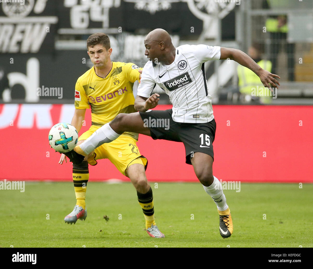 Frankfurter Jetro Willems (r) und Dortmunder Christian Pulisic (l) im Einsatz beim Fußball-Bundesliga-Spiel zwischen Eintracht Frankfurt und Borussia Dortmund in Frankfurt am Main am 21. Oktober 2017. (EMBARGO-BEDINGUNGEN - ACHTUNG: Aufgrund der Akkreditierungsrichtlinien erlaubt die DFL nur die Veröffentlichung und Nutzung von bis zu 15 Bildern pro Spiel im Internet und in Online-Medien während des Spiels.) Foto: Hasan Bratic/dpa Stockfoto