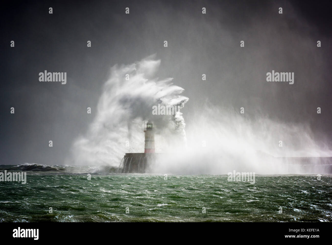 Newhaven, Sussex. 21 Okt, 2017. de Wetter. Riesige Wellen über Newhaven Leuchtturm an der Südküste heute als Sturm brian Hits das Vereinigte Königreich heute. Credit: Kelvin Atkins uk/alamy leben Nachrichten Stockfoto