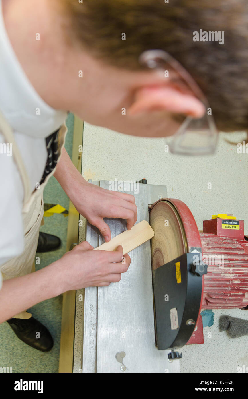 Schülerinnen und Schüler durch die werkbank Werkzeuge in eine Technologie Lektion UK Stockfoto