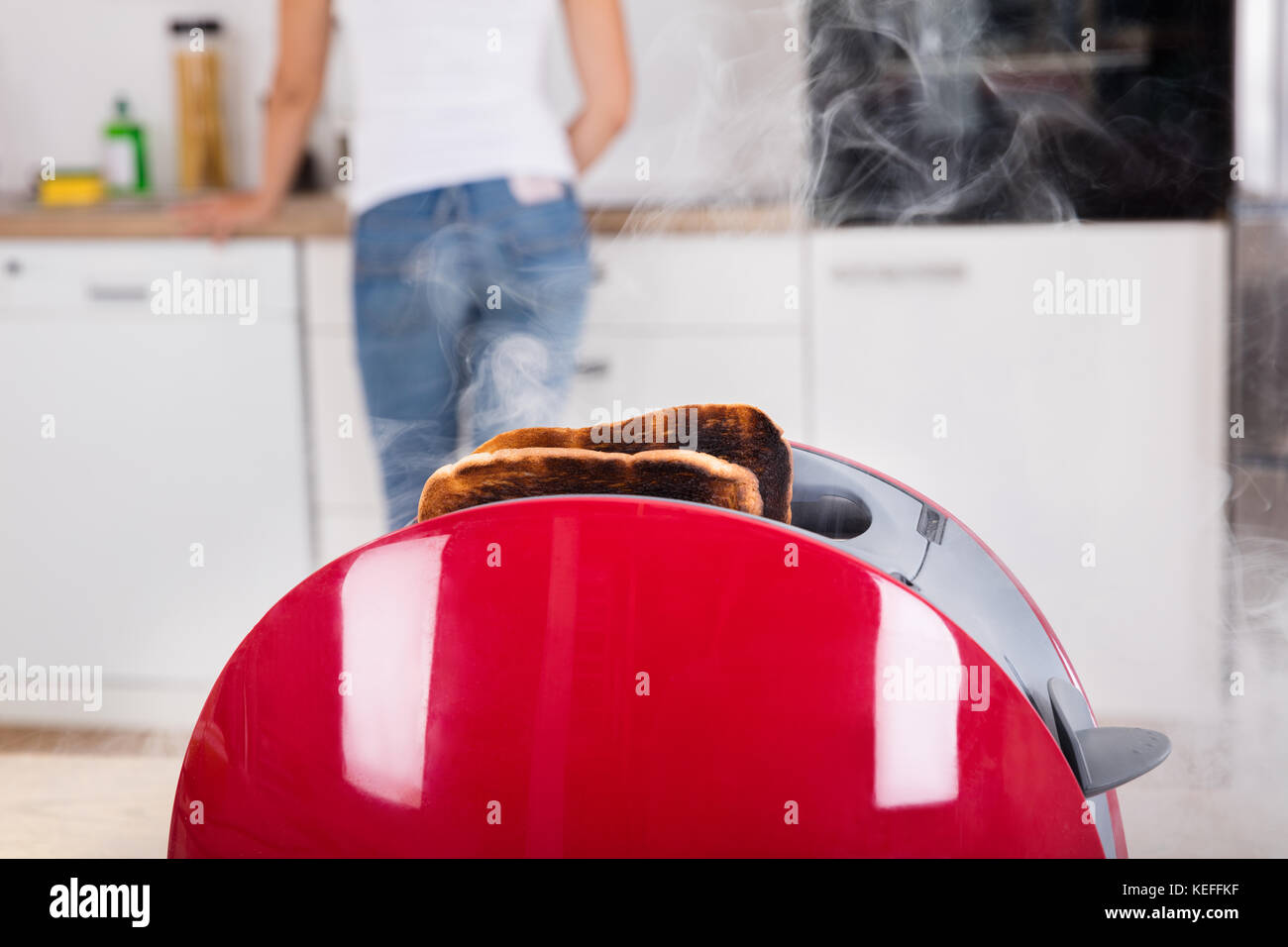 In der Nähe von Burnt Toast aus der Toaster in der Küche Stockfoto