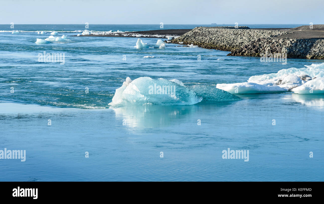 Schöne Aussicht auf die Eisberge in der Gletscherlagune Jokulsarlon, Island; selektive Fokus Stockfoto