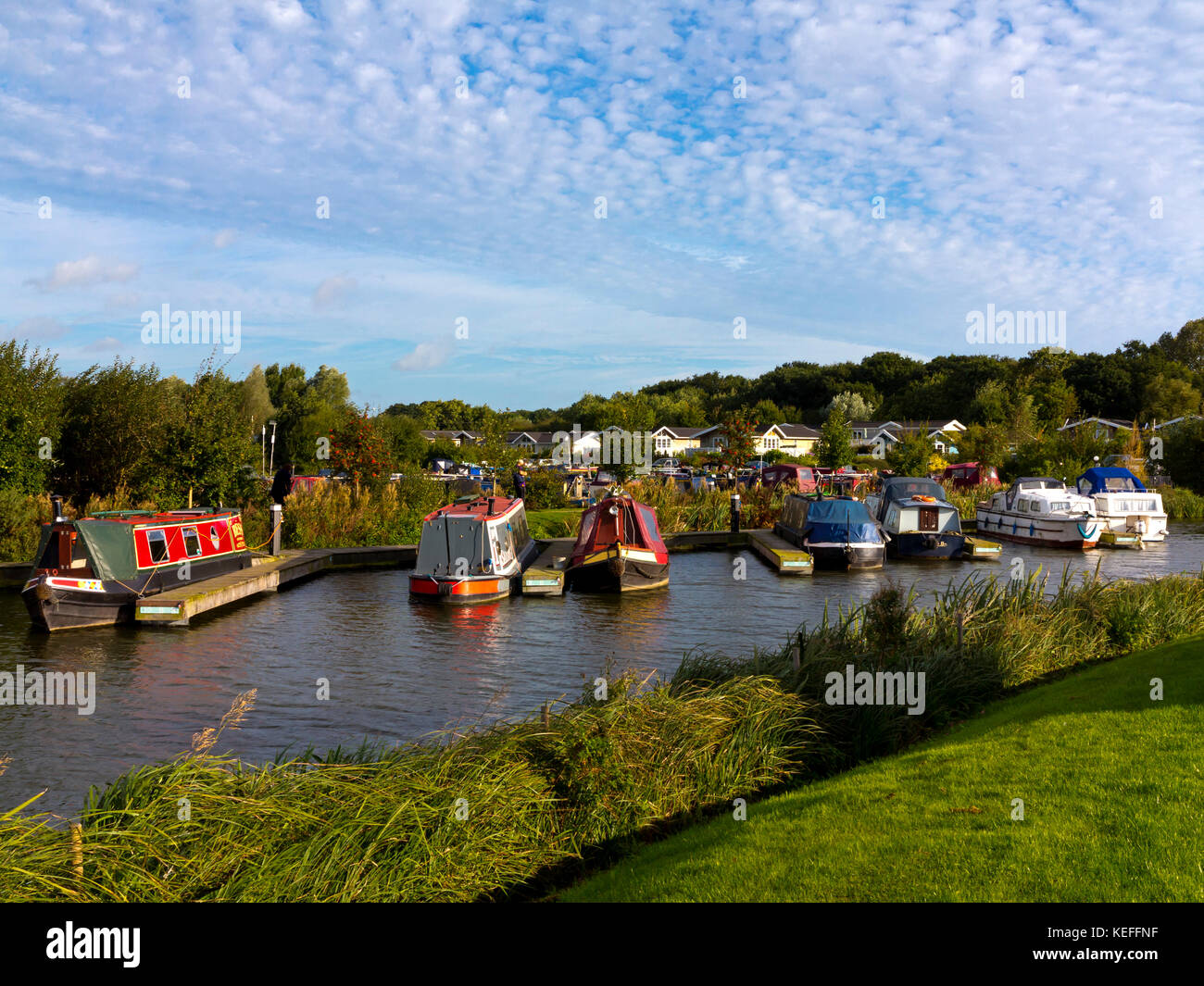 Boote an Mercia Marina eine große landeinwärts auf der Trent und Mersey Canal in der Nähe von Lee in South Derbyshire England Großbritannien marina Stockfoto