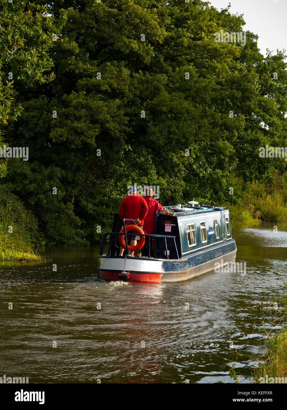 Paar beim Urlaub auf einem schmalen Boot auf dem Trent und Mersey Canal in der Nähe von Lee in South Derbyshire in England Stockfoto