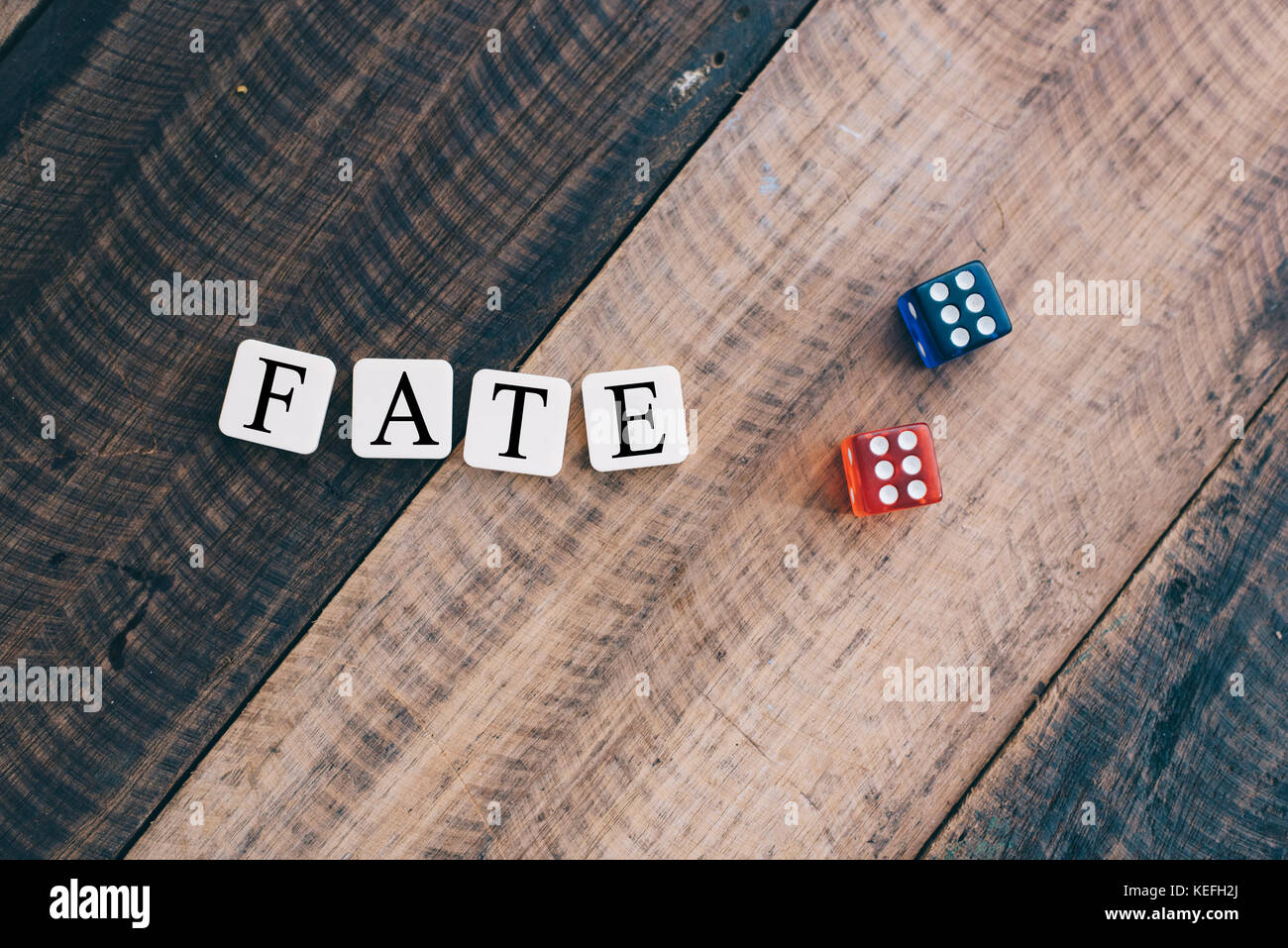 Würfel auf Holztisch mit Alphabet "Schicksal". lifestyle Konzept Stockfoto