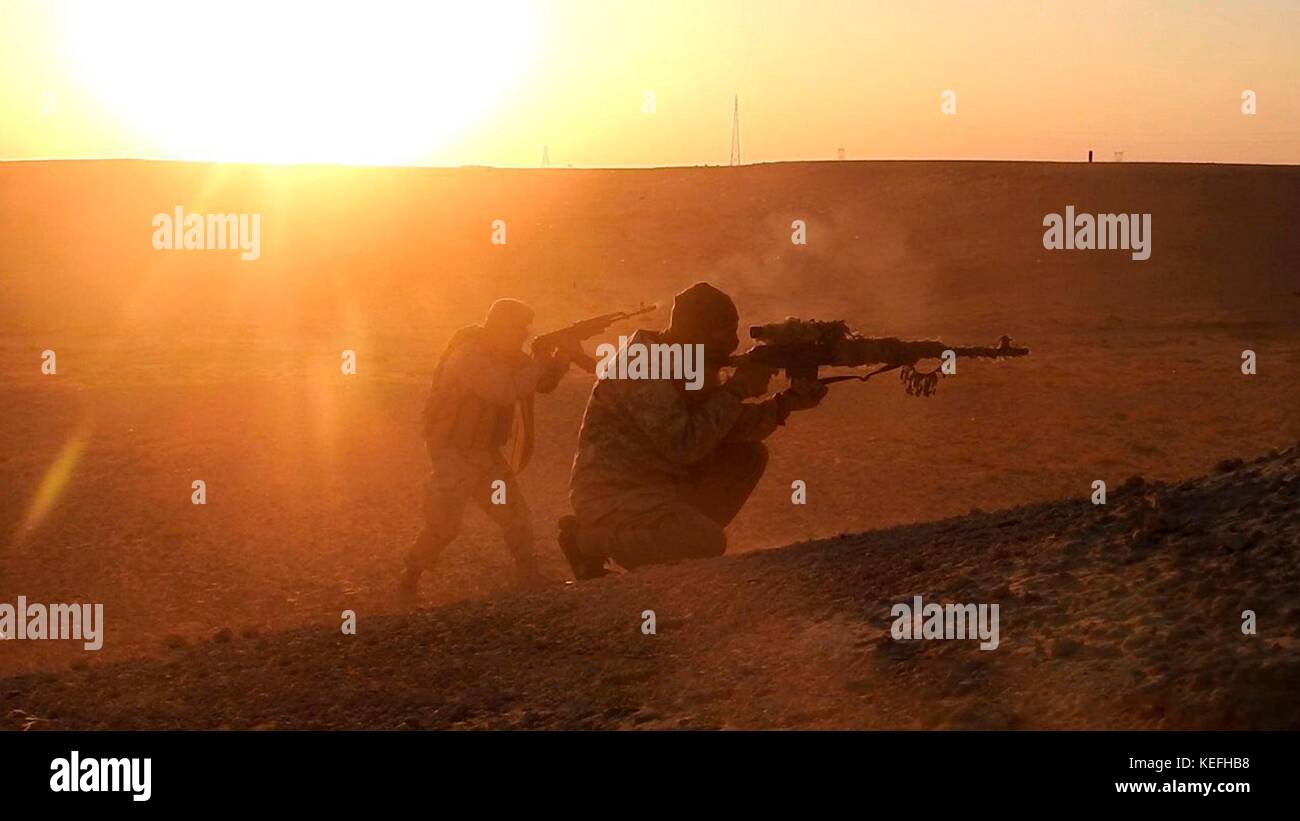 Standbild aus einer Propaganda Video Veröffentlicht Oktober 20, 2017 Übersicht islamische militante in Auseinandersetzungen ausserhalb deirezzor östlich von Hama, Syrien. Stockfoto