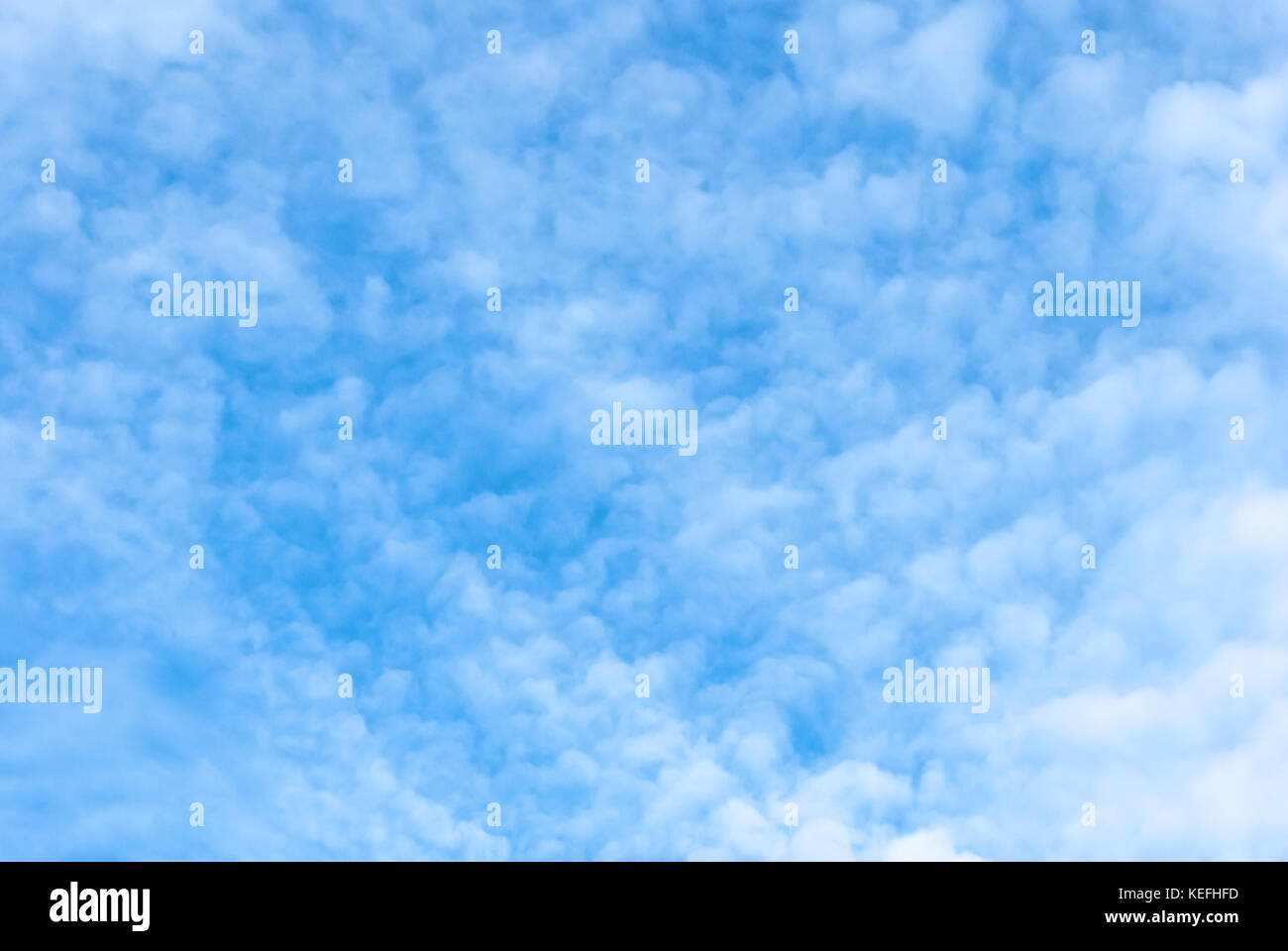 Hintergrund Textur von flauschigen weissen Wolken im blauen Himmel. Stockfoto