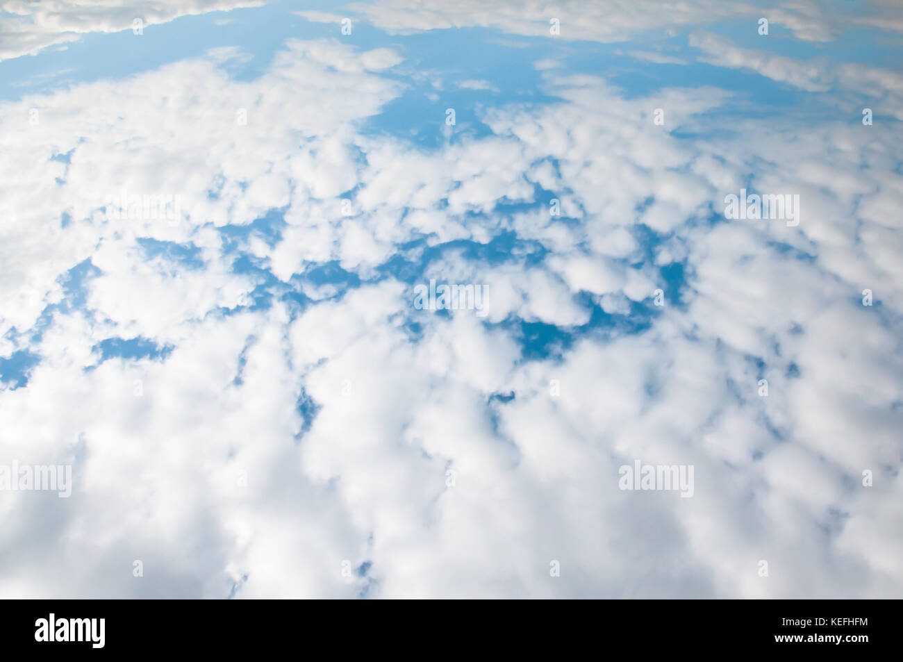 Dichten flauschigen weissen Wolken in einem strahlend blauen Himmel. Stockfoto