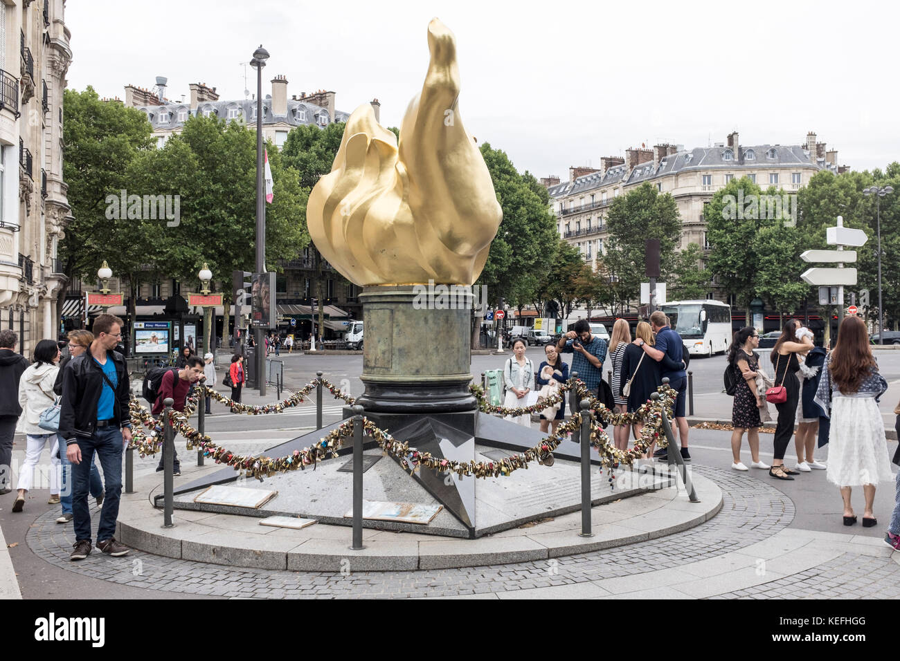 Besucher rund um die Flamme de la Liberté, in Paris, Frankreich Stockfoto