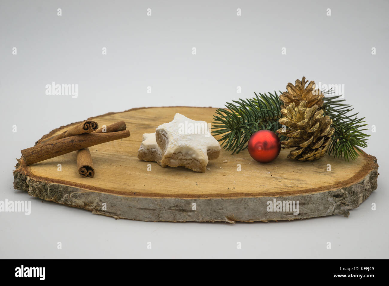 Weihnachtsdekoration auf Holz Untergrund. Winterurlaub Hintergrund. Stockfoto